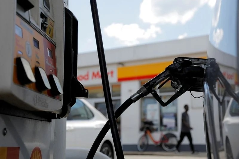 Preço do diesel da Petrobras já tem defasagem de R$ 0,62 por litro e da gasolina R$ 0,23, diz Abicom; companhia deve fazer reajuste em breve
